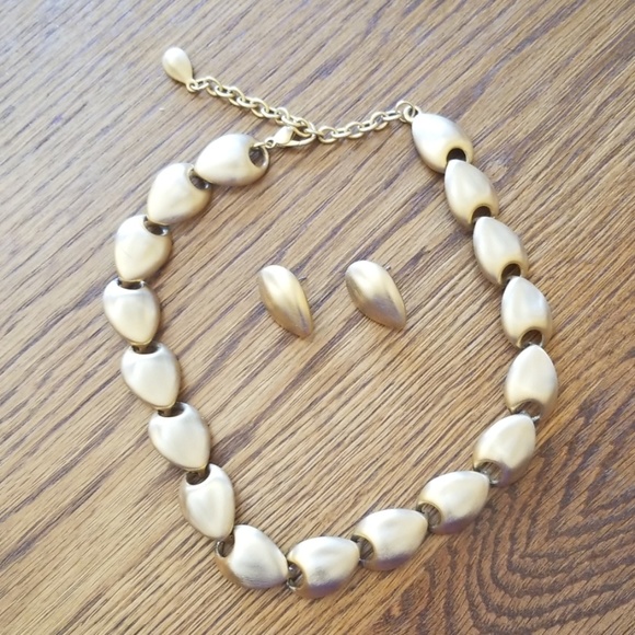 Vtg Necklace and Earrings in Goldtone - Picture 1 of 4